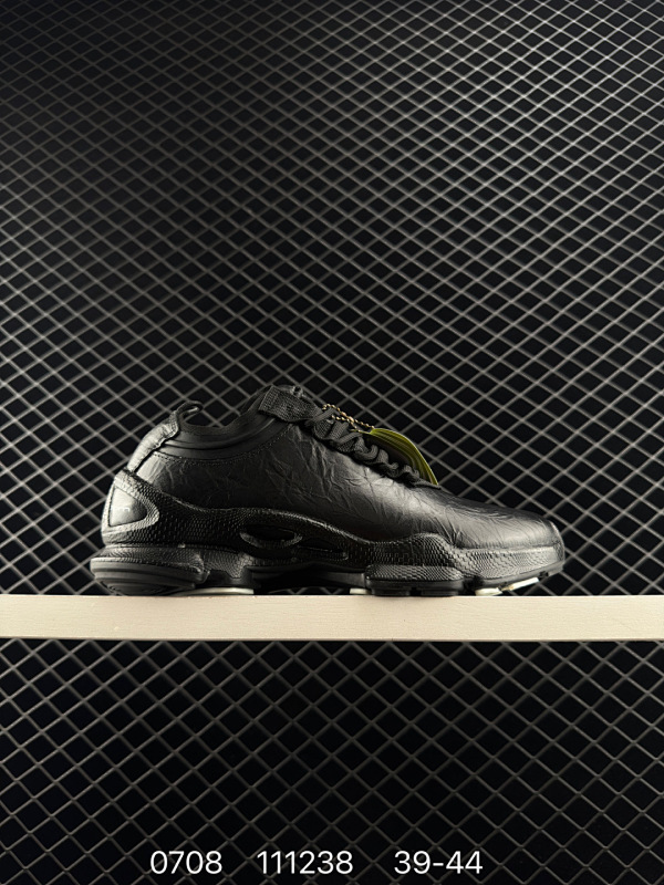 190 ECCO爱步男鞋 夏季运动鞋潮酷时尚跑步鞋男  街头户外系列 鞋面采用优质网布与皮质贴片手工制成，舒适透气肌肤，亲肤内里，透气性能良好 保持足底干爽舒适 简约系带设计 贴合双脚自由调配，便捷美