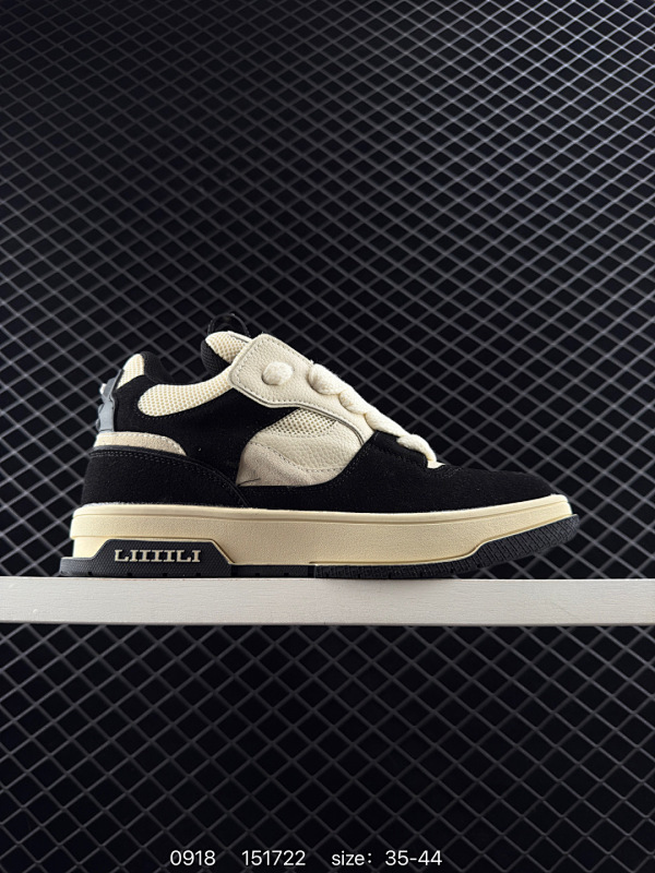 110 LIIIILI 23年秋冬邓为何洛洛同款国潮方头休闲板鞋男女同款这款方头鞋线条简洁无论是搭配休闲牛仔还是正式裙装都能轻松驾驭✔️鞋面采用原版定做头层小牛皮，质感原版一致！内里垫脚原版定做特殊透