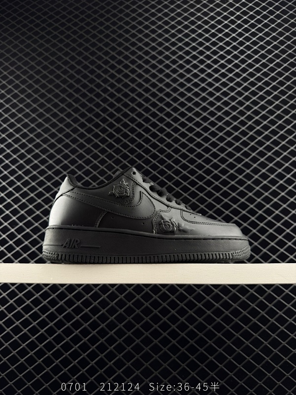 120 耐克 Nike Air Force 1 ’07 空军一号低帮百搭休闲运动板鞋。柔软、弹性十足的缓震性能和出色的中底设计，横跨复古与现代的外型结合，造就出风靡全球三十多年的Force 1，直到今
