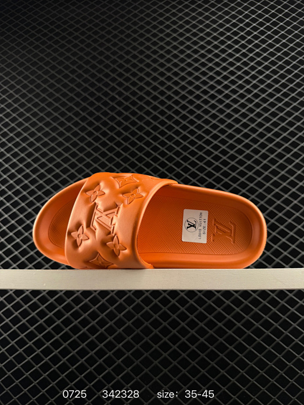 140 LV路易威登L家驴牌monogram 浮雕 拖鞋 本季 Waterfront 凉拖焕新回归 鞋面扣带压印路易威登标志性的 Monogram 图案 由真皮制成 搭配舒适韧性鞋垫 轻盈灵活的外底压