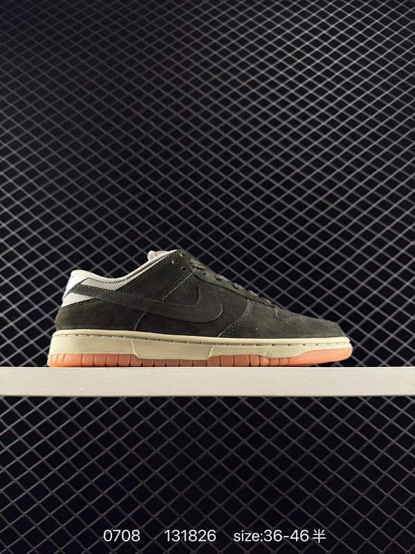 130 NIKE DUNK SB LOW 定制dunk 定制Dunk SB顾名思义，具有经典的Dunk血缘，又注入了更多的时尚元素。相较于普通的Dunk滑板鞋，改良版的Dunk SB加厚了鞋舌的填充，