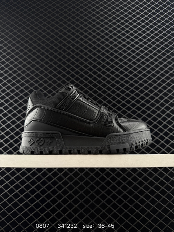 160 【公司级】LV Skate Sneaker 路易威登 2025年新款运动板鞋 蛇年限定 春夏秀场初次亮相，此次以粒面牛皮革焕新呈现。加垫鞋领和鞋舌援引滑板鞋设计，科技鞋带和橡胶外底完善整体。粒