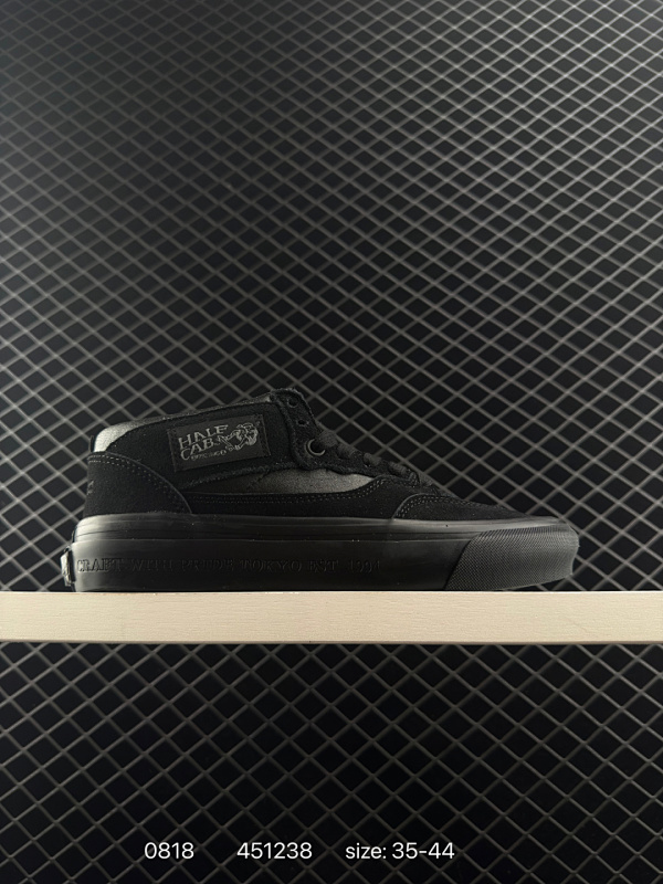 190 OTW by Vans × NEIGHBORHOOD 联名系列 打造全新联名系列，第六次联袂以两款经典鞋型为蓝本，鞋面麂皮拼皮革搭载同色系缝线收边，创构简约造型。Half Cab®️ 33，大