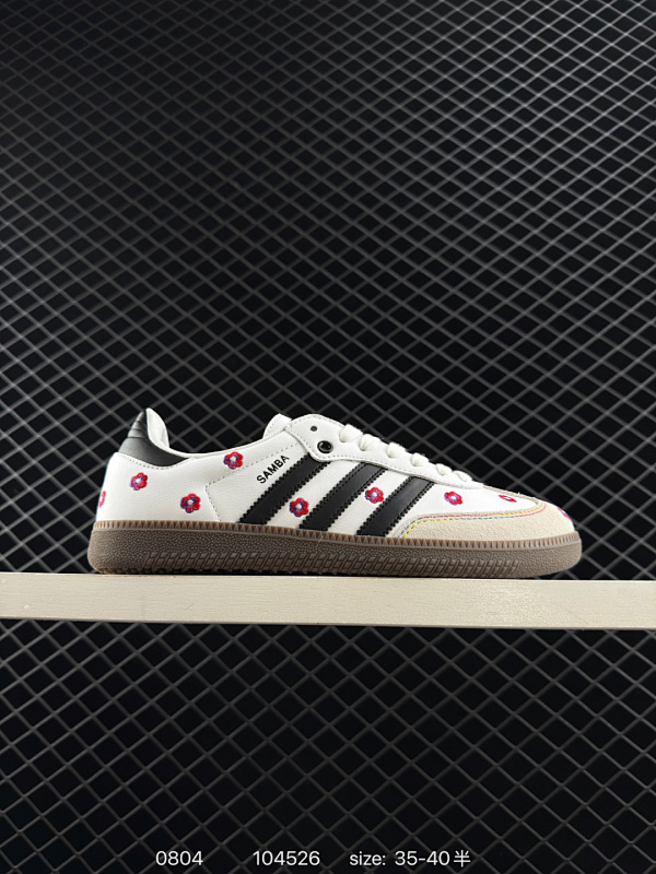 130 阿迪达斯 德训鞋 ADIDAS ORIGINALS SAMBA OG SHOES 经典运动鞋小白鞋「T头鞋」女板鞋 鞋面刺绣花朵 彰显休闲摩登风情的时尚经典鞋。它诞生于50年代的足球场，随