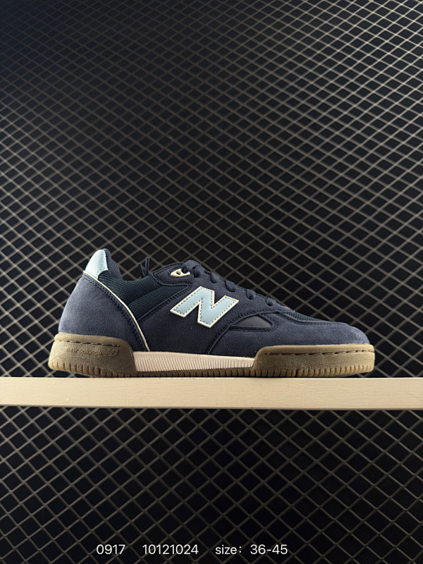 120 New Balance NB 600 休闲舒适 耐磨轻便 低帮 板鞋 男女同款 黑 以更纯粹的复古风格设计打造的全新造型。侧身还以解构设计，将 N 字标志以做旧压花样式呈现，样式别具新意。而麂