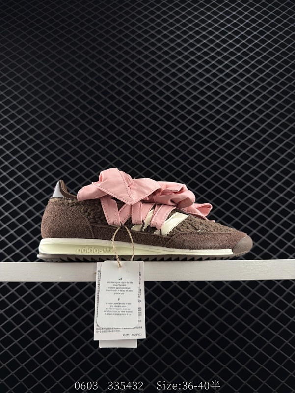 160 阿迪达斯Caroline Hu x Adidas originals SL 72 舒适百搭 防滑耐磨 低帮 阿迪达斯板鞋搭配大朵蝴蝶结呈现风格极为有趣 少女心十足 细节点缀更是非常巧妙 充满趣