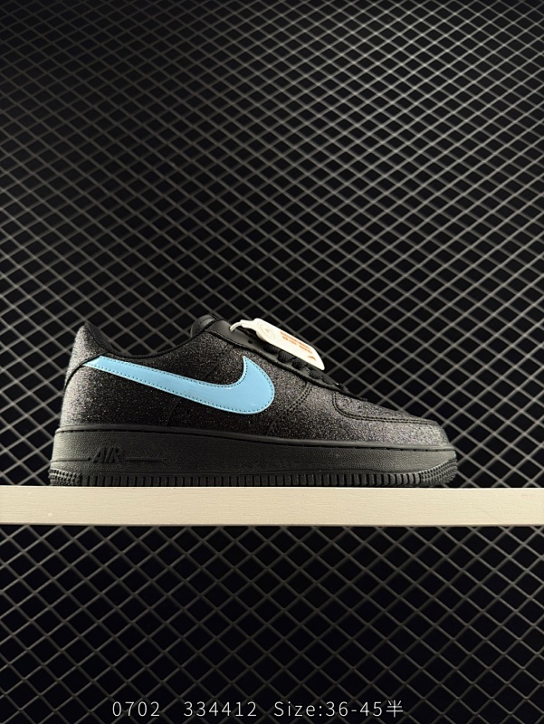 60 真标✅耐克Nike Air Force 1‘07 SE 空军一号低帮百搭休闲运动板鞋。柔软、弹性十足的缓震性能和出色的中底设计，横跨复古与现代的外型结合，造就出风靡全球三十多年的Force 1。