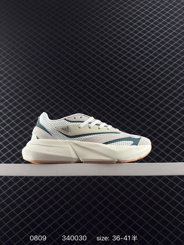 150 Adidas LIGHTBLAZE 舒适防滑 新款阿迪达斯低帮跑步鞋 极致轻盈的Lightweight Upper设计 带来近乎裸足的舒适体验 中底采用尖端科技 Lightstrike Pro