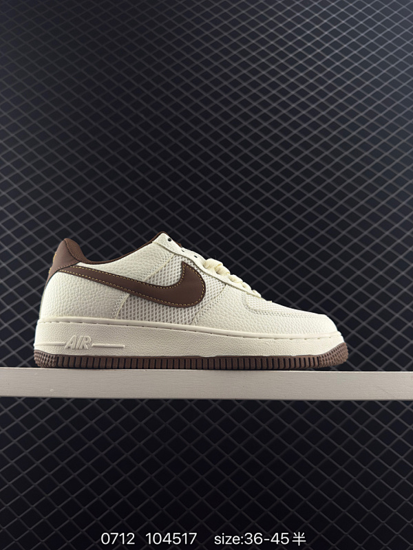 85 真标✅耐克Nike AIR FORCE 1’07空军一号低帮百搭休闲运动板鞋。柔软、弹性十足的缓震性能和出色的中底设计，横跨复古与现代的外型结合，造就出风靡全球三十多年的Force 1。 货号: