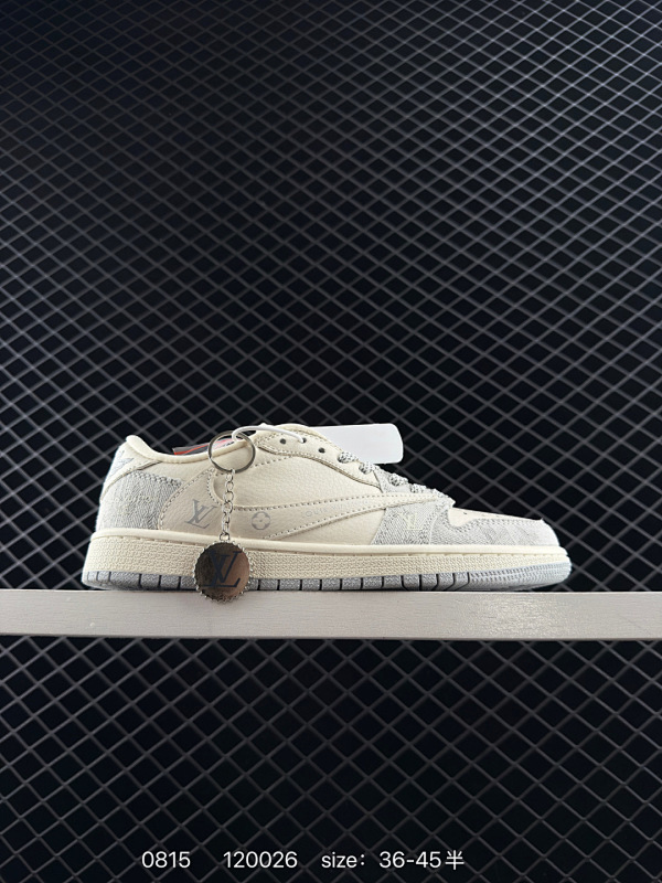130 乔丹Air Jordan 1 Low 三方联名倒钩 全新的三方联名低帮倒钩鞋面延续了黑脚趾设计，整双鞋以全荔枝皮打造，腰身搭配白色「倒勾」，再点缀上Travis Scott 标志性的Logo，