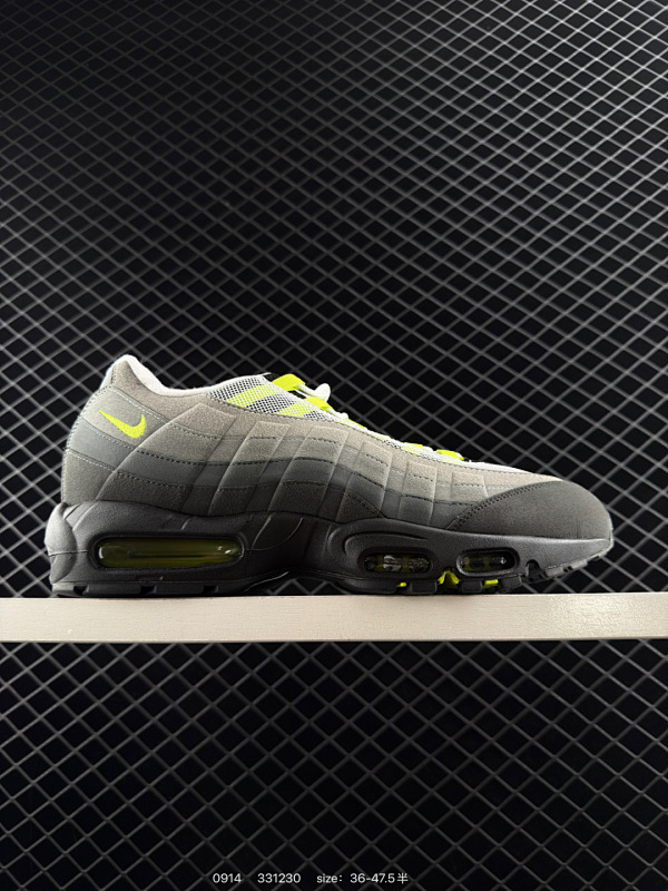 150 耐克 NIKE AIR MAX 95 SP 耐克 气垫复古慢跑百搭鞋休闲运动鞋这双鞋采用前脚掌开窗式气垫 这种设计在当时是前所未有的 鞋带孔的设计灵感来自人体肋骨 而鞋底支撑片则模仿了人体脊柱