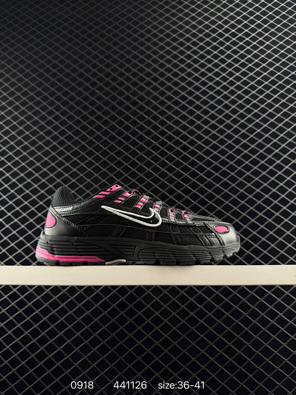 130 Nike P-6000 高颜值跑鞋 又能出街又能跑步！Nike p-6000 女子跑鞋内外侧都用了灰色的钩子，采用透气材料，搭配匠心覆面，再现千禧年代的跑鞋风格，塑就大气外观。鞋款秉承 Nik