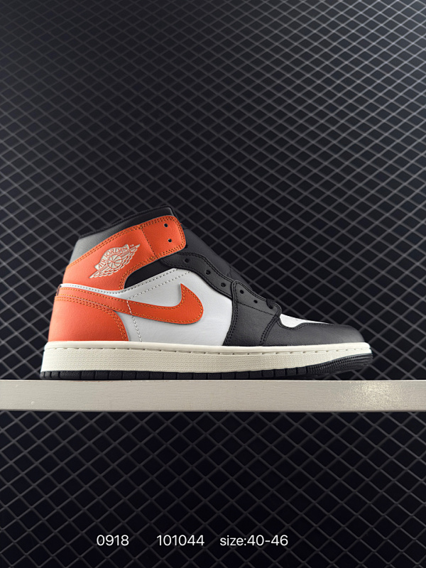 220 Air Jordan 1 Mid "Bred" 中帮 黑红脚趾 AJ1 乔丹1代 aj1 乔1 中邦 黑红脚趾 乔丹篮球鞋系列 鞋身采用优质皮革打造，质感细腻，光泽度极佳，黑色与红色的完美拼接