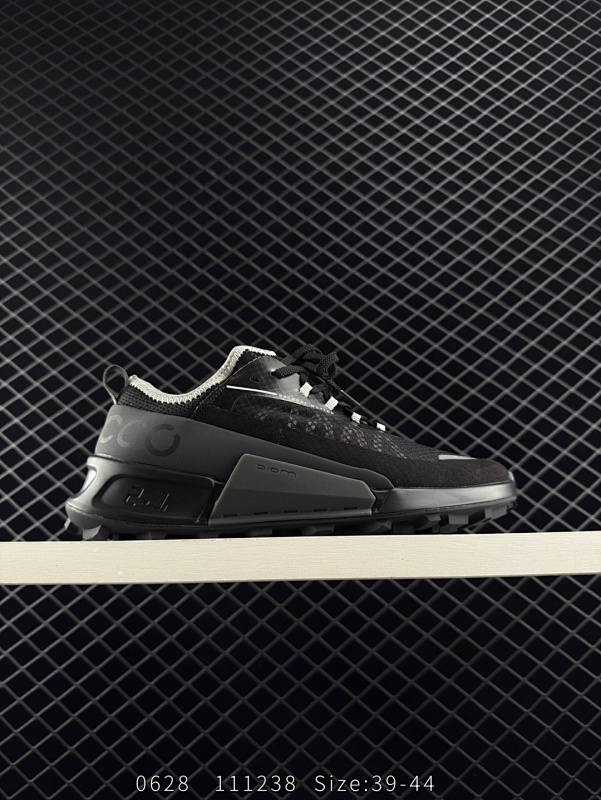 190 ECCO爱步男鞋 夏季运动鞋潮酷时尚跑步鞋男  街头户外系列 鞋面采用优质网布与皮质贴片手工制成，舒适透气肌肤，亲肤内里，透气性能良好 保持足底