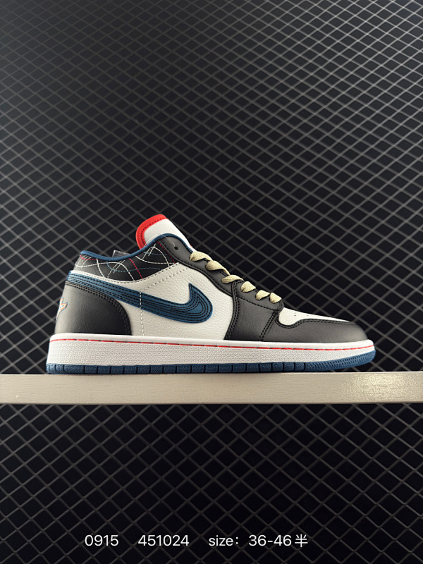120 Air Jordan 1 Low 低帮 黑蓝刺子绣 AJ1 乔丹1代 aj1 乔1 低邦 白黑蓝刺子绣 乔丹篮球鞋系列 整双鞋以黑白配色方案示人，然后辅以蓝色点缀，营造丰富层次感。鞋面以白色皮