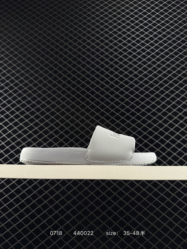 110 Lululemon.RestfeelTM 露露乐檬休闲运动拖鞋 一字拖 沙滩️凉拖鞋 让运动后的双脚得到更好的休憩 伴你轻松开启精彩行程。拖鞋尺码标准 可满足大多数人的鞋码需求 双密度中底