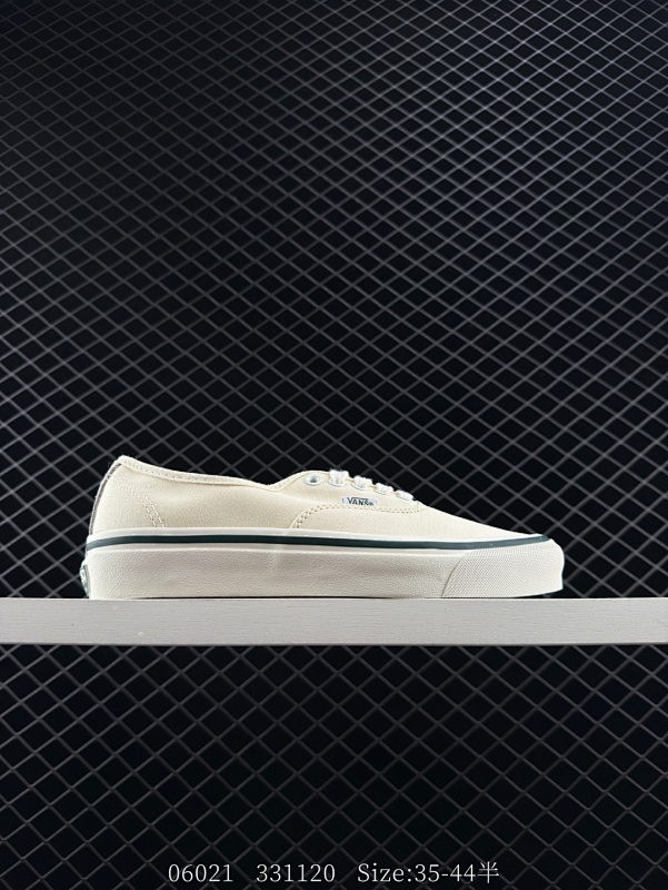 100 - Vans Vault ‘MopQ’深墨绿 ✅ 两个颜色均已轻便而不失质感的帆布制作！通过深绿与米白两种最具品牌代表性的颜色，强调出这个来自“洛杉矶”品牌得浓郁的休闲气息！ SIZE：35-