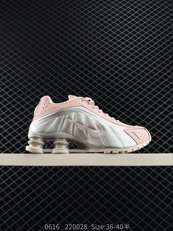 140 NIKE SHOX R4系列 耐克 低帮运动休闲气垫运动鞋 牙买加裔英国设计师 Martine Rose 今番再携去年与 Nike 合作推出联名鞋款 Nike Shox MR4 全新配色回归。