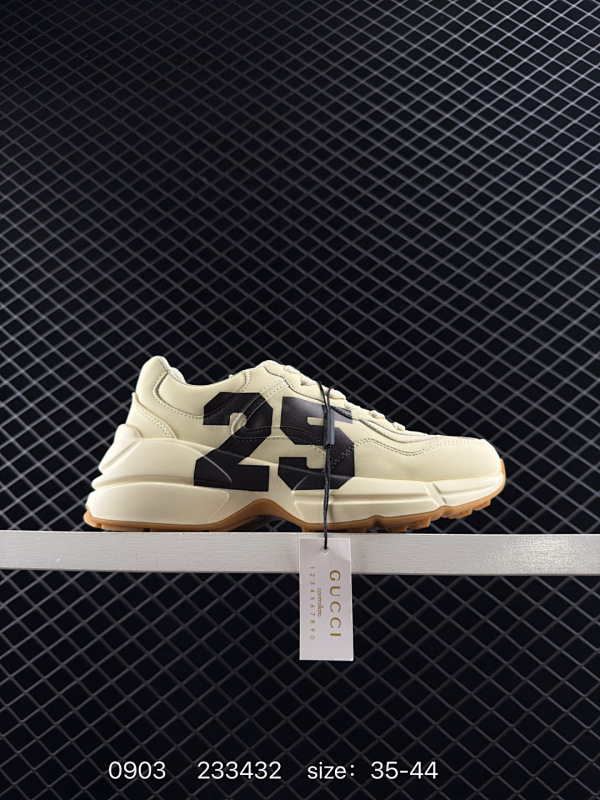 160 古驰老爹鞋来袭采用厚实鞋底和沉稳结构的设计，从80年代印花中汲取灵搭配的复古 Gucci Logo 以老爹鞋 Rhyton 的复古感，向悠长的时尚智慧致敬。古驰 Rhyton 系列运动鞋，以文