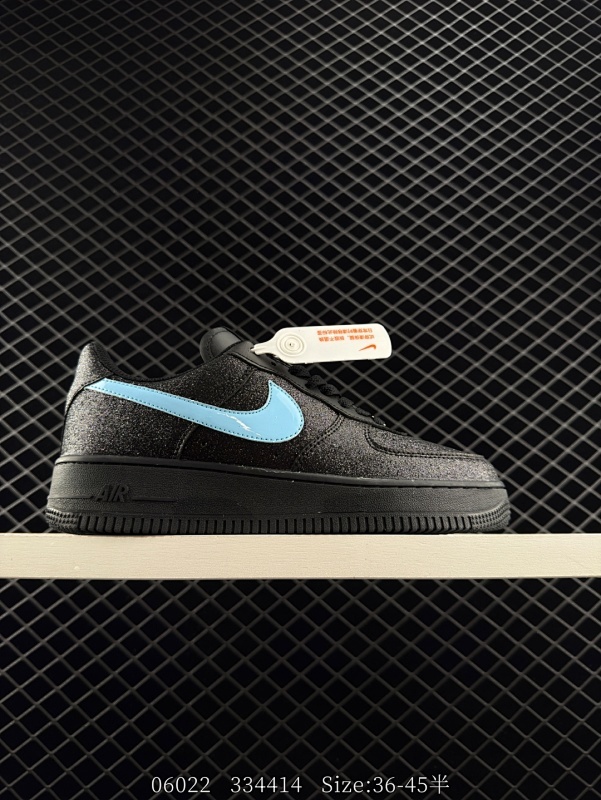 70 耐克Nike AIR FORCE 1‘07空军一号高帮百搭休闲运动板鞋。柔软、弹性十足的缓震性能和出色的中底设计，横跨复古与现代的外型结合，造就出风靡全球三十多年的Force 1。 尺码36 3