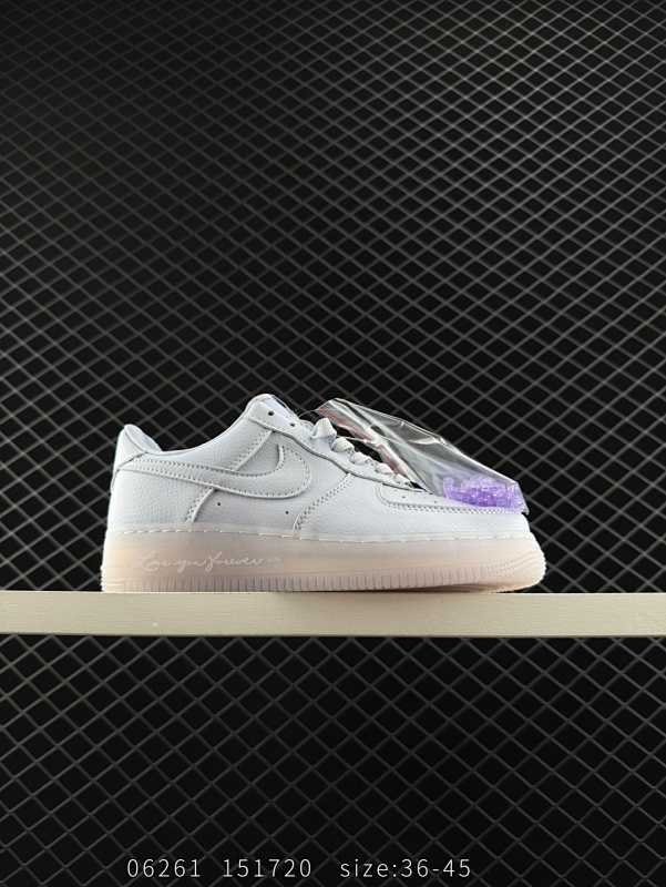 100 真标✅耐克Nike Air Force 1“07空军一号低帮百搭休闲运动板鞋。柔软、弹性十足的缓震性能和出色的中底设计，横跨复古与现代的外型结合，造就出风靡全球三十多年的Force 1。