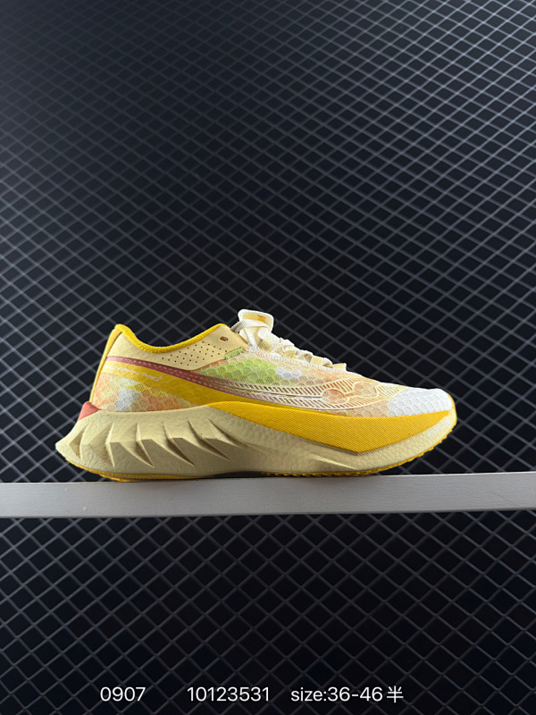 155真爆带半码 Saucony Endorphin Pro 4 索康尼 啡鹏4代 低帮 绿银 男女同款 旗靓运动系带减震耐磨透气低邦马拉松跑步鞋 工学网眼设计鞋面科技采用精密工程化的网眼材料，这种材