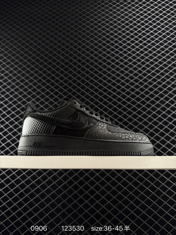 150 ✅耐克Nike AIR FORCE 1’07空军一号低帮百搭休闲运动板鞋。柔软、弹性十足的缓震性能和出色的中底设计，横跨复古与现代的外型结合，造就出风靡全球三十多年的Force 1。 货号:H