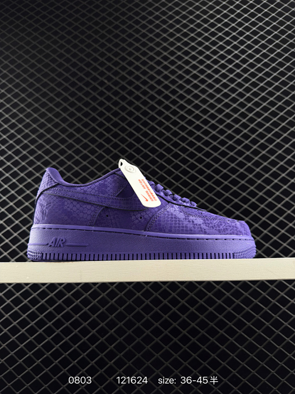 120 耐克Nike Air Force 1 Low  科比空军一号低帮百搭休闲运动板鞋。柔软、弹性十足的缓震性能和出色的中底设计，横跨复古与现代的外型结合，造就出风靡全球三十多年的Force 1。