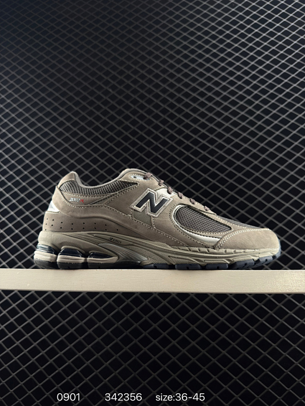280 New Balance 2002R 复古单品 热门复古鞋型New Balance 2002R，近日又曝出一款全新配色并释出官图。整双鞋采用棕色和米色主打，非常适合秋季。鞋身由网眼、绒面革和皮革
