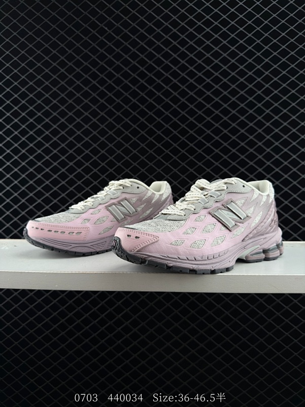 170 New Balance M1906AF NB宝藏老爹鞋款，复古元素叠加，质感超级棒，楦版型材料细节做工精细，货如实拍图 作为NB最经典的档案鞋型之一，与2002一样，1906有着NB最成熟的技