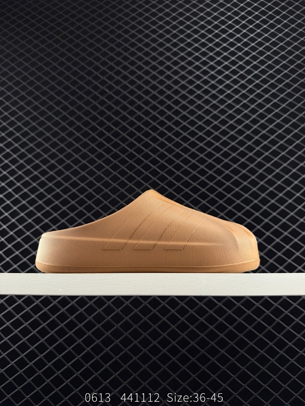 60 AD adiFOM Superstar MULE 贝壳头版一脚蹬半拖鸭掌鞋拖鞋 重金购入原鞋及原档案磨具生产指令开发 鞋头部位凹凸有致 横向大面积波浪纹理 后跟Logo 凹凸明显 轮廓分明 描漆