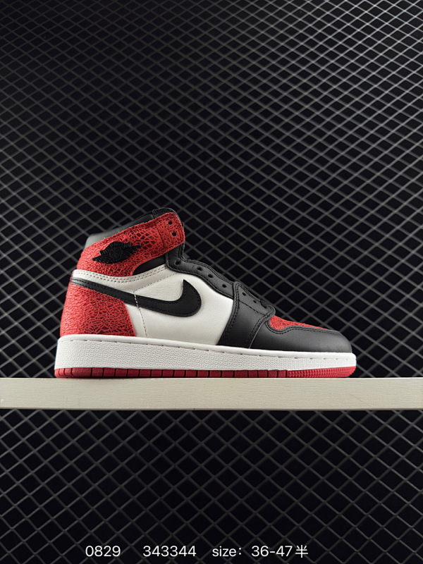 220公司级耐克女款运动板鞋 Nike Air Jordan 1 Retro High OG  乔丹一代aj1 乔1 AJ1 篮球鞋复刻运动鞋。皮面高帮板鞋的设计灵感源自运动夹克，带你重温入选球队时刻