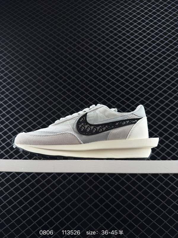 130 日式解构美学SACAI联名 × NIKE LDV Waffle重叠设计前卫华夫变形休闲慢跑鞋 蓝红黄sacai在SS19的发布会上展示了自己与Nike全新联名的系列，其中有两款鞋特别引人注目，