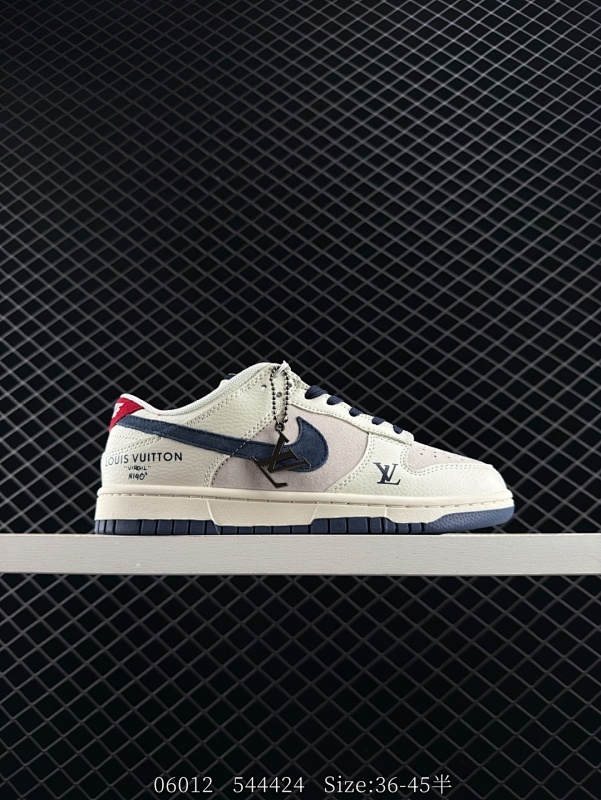 120 Louis Vuitton x Nike Dunk SB Low 路易威登x 耐克 SB 低帮 LV联名米白蓝 鞋身以米白色作为主色调，鞋面采用米灰色麂皮打造，搭配白色皮革框架覆盖层，使鞋款十