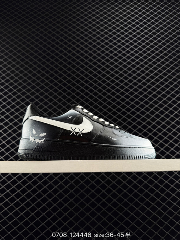 230 耐克Nike AIR FORCE 1‘07空军一号低帮百搭休闲运动板鞋。柔软、弹性十足的缓震性能和出色的中底设计，横跨复古与现代的外型结合，造就出风靡全球三十多年的Force 1。