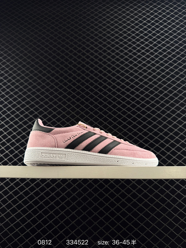 110 Addis Original Samba OG 复古单品德训鞋 复古桑巴板鞋 这款桑巴鞋展示了高质量的工艺 带有装饰的超锁缝制和无缝的手感 柔软、柔软的皮革造型和标志性的3条纹完成了精致的外观