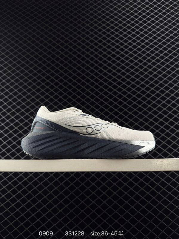 140  男女鞋真标半码制，原数据开发纸版楦型，采用工学透气针织布鞋面材质，内嵌3D环绕包裹缓震鞋垫，中底搭载 PWRRUN PB高弹缓震珠粒发