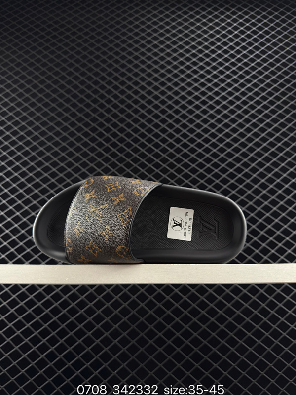 160 LV路易威登L家驴牌monogram 浮雕 拖鞋 本季，Waterfront 凉拖焕新回归，鞋面扣带压印路易威登标志性的 Monogram 图案 尺码：35～45 编码 342332
