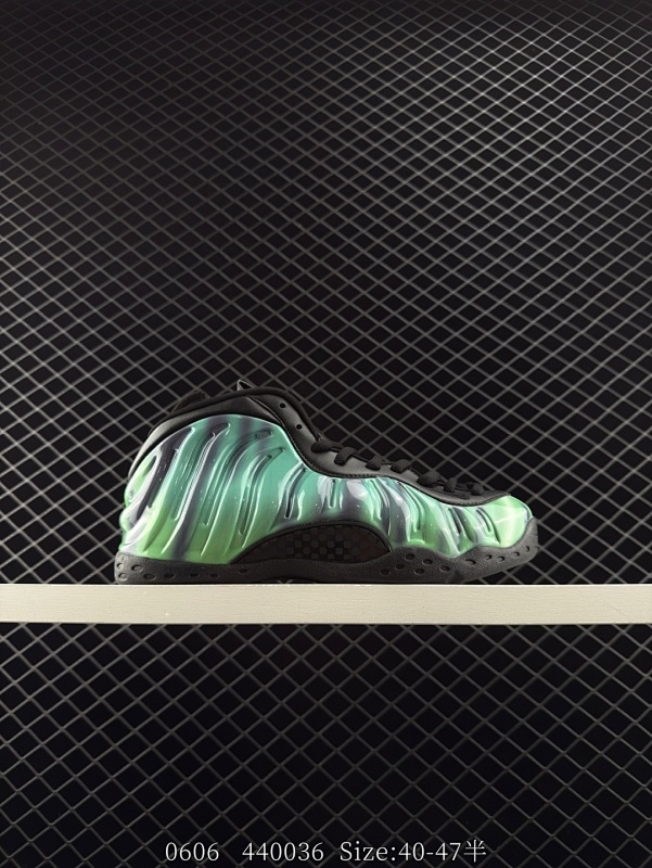 180 耐克Nike Foamposite One Northern Lights 耐克 极光喷喷泡 颜值颇高以自然奇景为设计灵感的喷，鞋身采用了北极光配色，相似度高，炫彩夺目，鞋内衬和鞋垫也以主题图