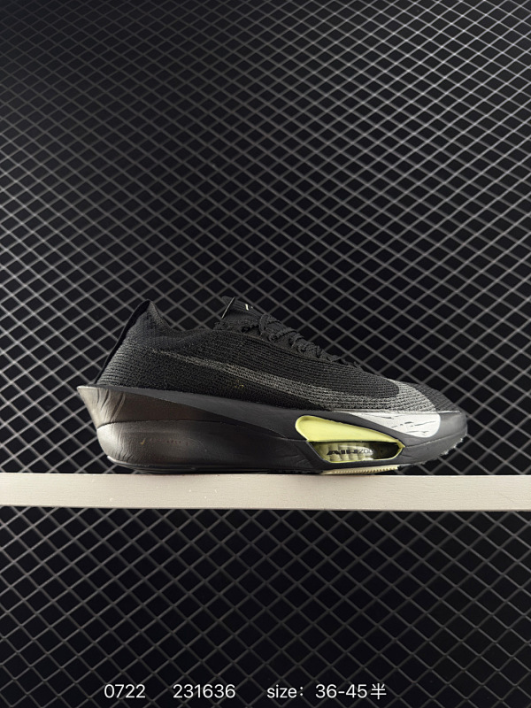 180 公司级✅新品发布 Nike Air Zoom Alphafly NEXT% 整体采用前作的设计语言，并且对后者的细节进行升级，马拉松和长距离路跑的性能极限设计而生。 货号:HF7357-900