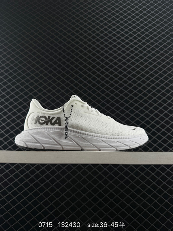 150 HOKA ONE ONE M ARAHI 7 低帮专业越野跑步鞋 实拍首发  相较于前几代Mafate包裹感更好 跟Speedgoat(快速羚羊)系列比起来更加舒适 鞋底防滑性能在下坡的石板台