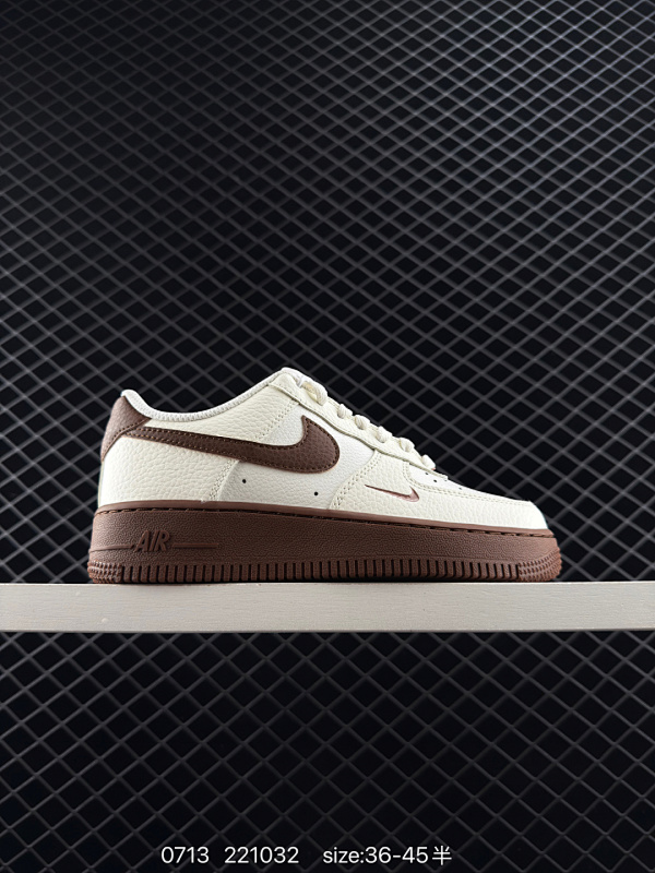 160 耐克Nike Air Force 1 Low 空军一号 AF1 低帮百搭休闲运动板鞋。柔软、弹性十足的缓震性能和出色的中底设计，横跨复古与现代的外型结合，造就出风靡全球三十多年的Force 1