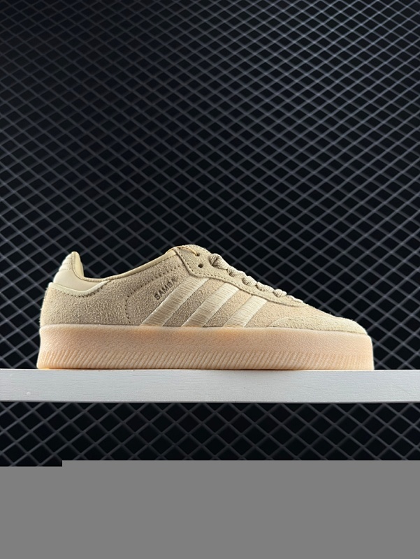 110 Adidas/阿迪达斯 男女款运动鞋 三叶草SAMBA VELENTINE 休闲鞋 德训鞋 复古板鞋经典运动鞋。一款阿迪达斯的Samba面包鞋，该鞋具有厚实的用料和憨厚的外观，采用对称色设计，