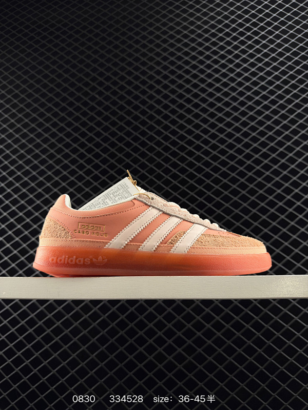 140 阿迪达斯 Adidas Originals Gazelle Indoor复古三叶草防滑透明橡胶板鞋经典运动鞋。这款经典鞋,忠于原版设计,缀撞色三条纹和鞋跟饰片。采用柔软皮革鞋面,穿着舒适,搭配
