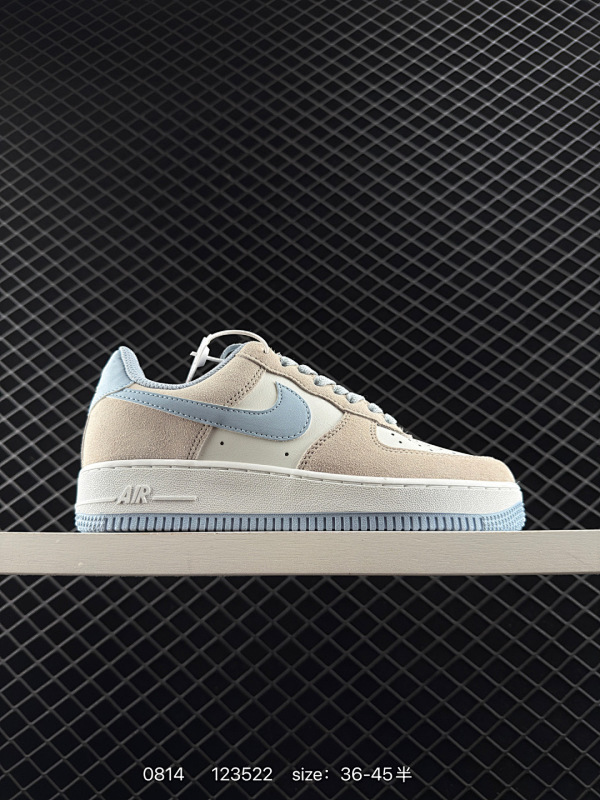110 耐克Nike AIR FORCE 1’07空军一号低帮百搭休闲运动板鞋。柔软、弹性十足的缓震性能和出色的中底设计，横跨复古与现代的外型结合，造就出风靡全球三十多年的Force 1。 货号:FQ