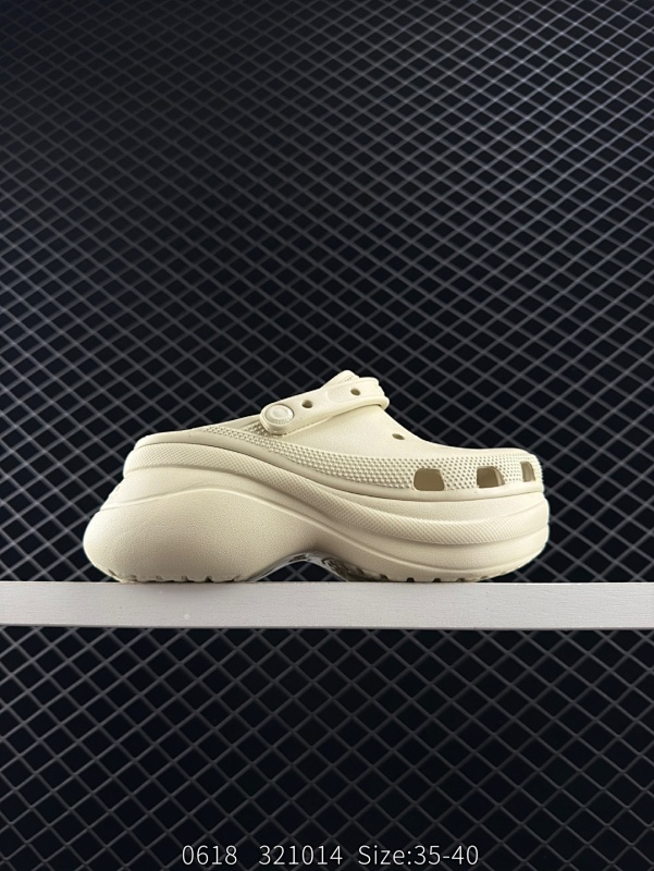 70 卡骆驰 鲸鱼Crocs Classic Clog 卡骆驰系列休闲沙滩洞洞拖鞋凉鞋 超轻Croslite专利材料打造 鞋面更加耐用易清洗 该鞋款轻盈舒适 2002年 经典克骆格诞生 秉承外形简单