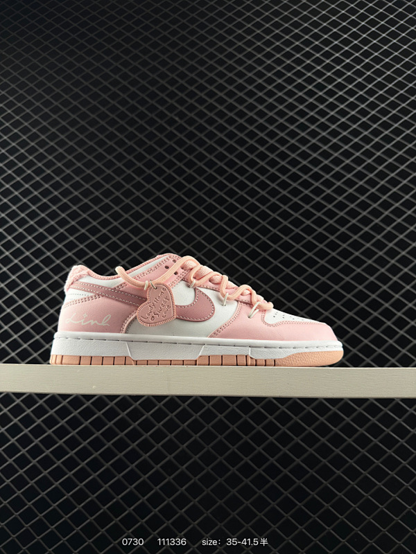 180 全新2022新版大底，鞋面无任何毛边 整洁完整 Nike Dunk Low GS “Pink Velvet” 粉丝绒-小情人节 整双鞋采用白、粉拼接呈现，造型清新可爱，少女心拉满。材质选择了全