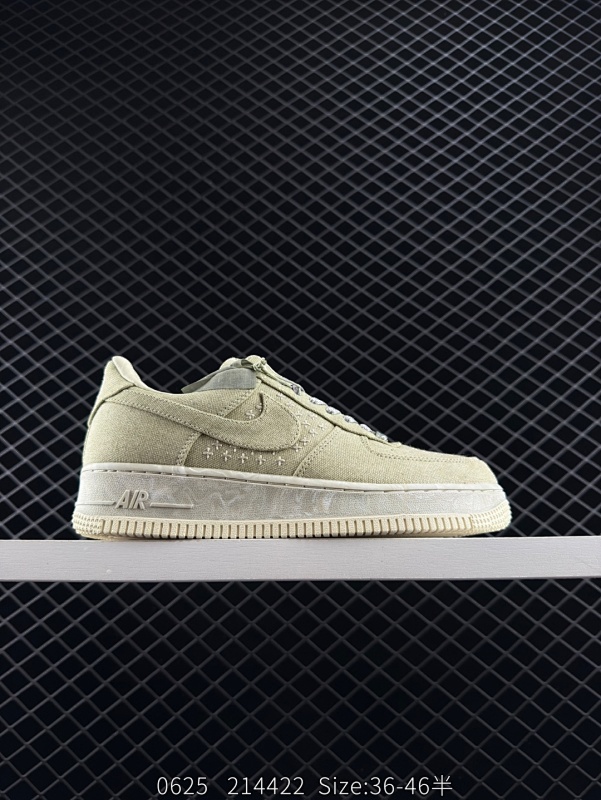 110 耐克 Nike Air Force 1 '07 Low 空军一号含气垫 低帮百搭厚底增高休闲运动板鞋。柔软、弹性十足的缓震性能和出色的中底设计，横跨复古与现代的外型结合，造就出风靡全球三十多年