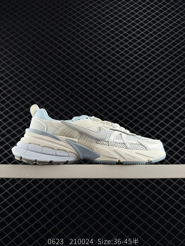 120 ✅耐克NIKE V2K RUN跑步鞋复古风潮 网面透气运动鞋 灰银紧致的鞋面材质提供良好的包裹性鞋侧 Swoosh以及鞋头部分搭配增添不少亮点的镀铬细节鞋垫上印有Bill Bowerman头像