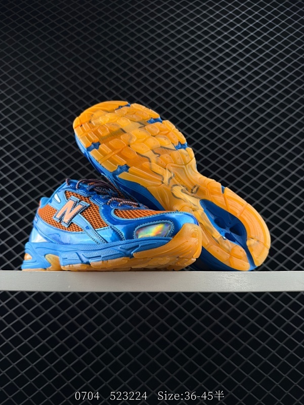 120 U740CB2男女鞋半码制#采用纤维牛剖革拼接透气网眼衬垫织物鞋面材质#T-Beam大底提供足步弓支撑,保持步态稳定#后跟搭载外露缓震胶❗️复刻千禧美学,革新跑鞋经典!NB新百伦New Bal